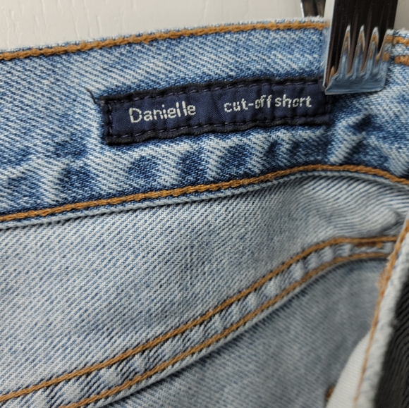 Citizens of Humanity Danielle Cut-Off Denim Shorts | Size 31 - Picture 5 of 12